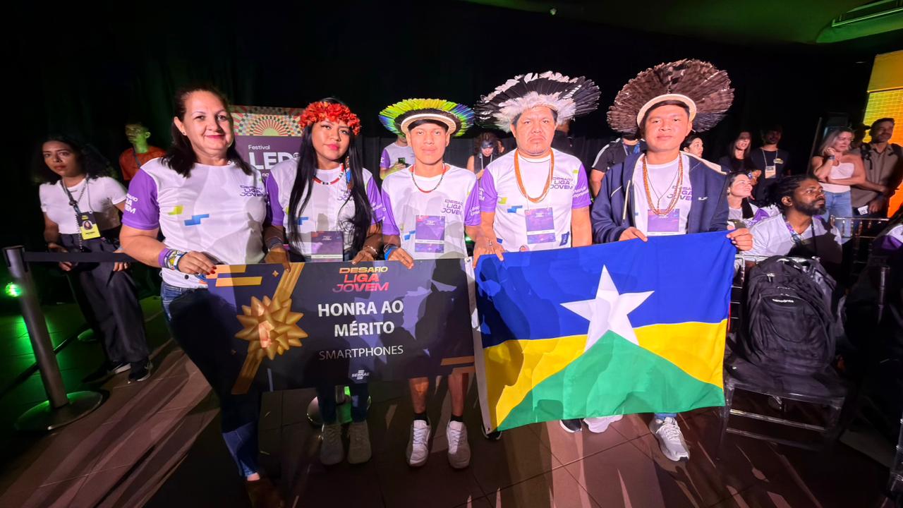 Maria Clara, Ivo e Marcelo Gavião são reconhecidos no DLJ 2025, levando a força da juventude indígena ao palco nacional. Foto: Carlos Mourão/Sebrae RO.