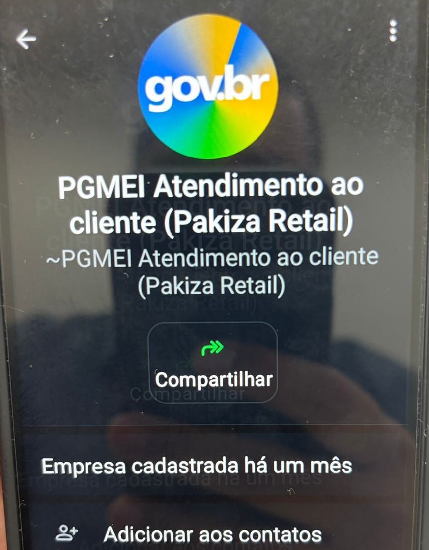 Golpistas se passam por &oacute;rg&atilde;os p&uacute;blicos ao enviar mensagens com linguagem formal e logotipos semelhantes aos oficiais, alertando sobre supostos bloqueios de CNPJ e solicitando a&ccedil;&otilde;es imediatas. &Eacute; fraude.
