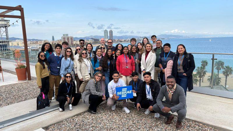 Equipe Originários durante visita a Barcelona, onde representou Rondônia na etapa internacional do Desafio Liga Jovem, levando inovação, cultura e a identidade dos povos indígenas amazônicos ao cenário global.