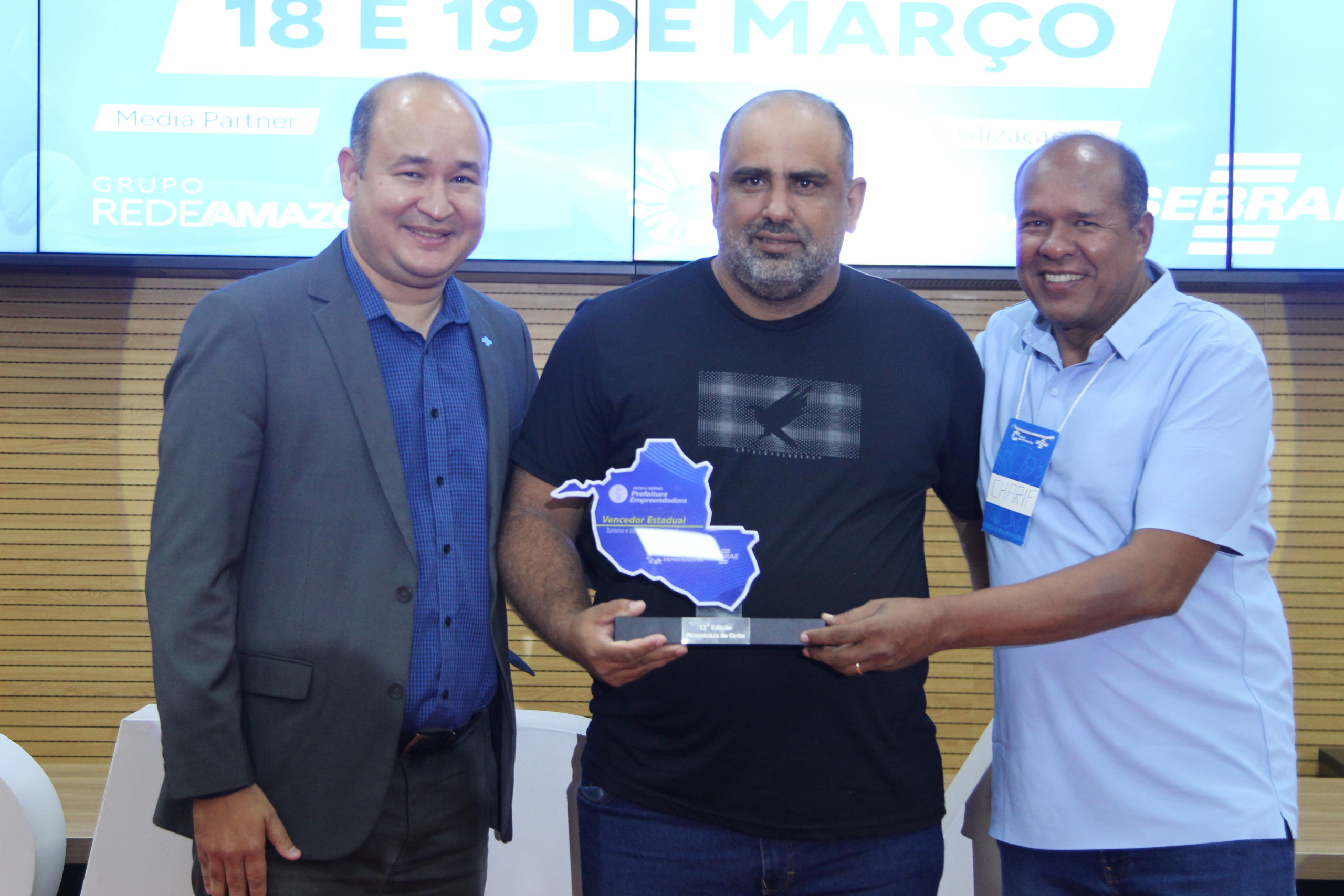 Agente de Desenvolvimento Dirceu Carlos representa o município e recebe o troféu durante cerimônia na Assembleia Legislativa de Rondônia.