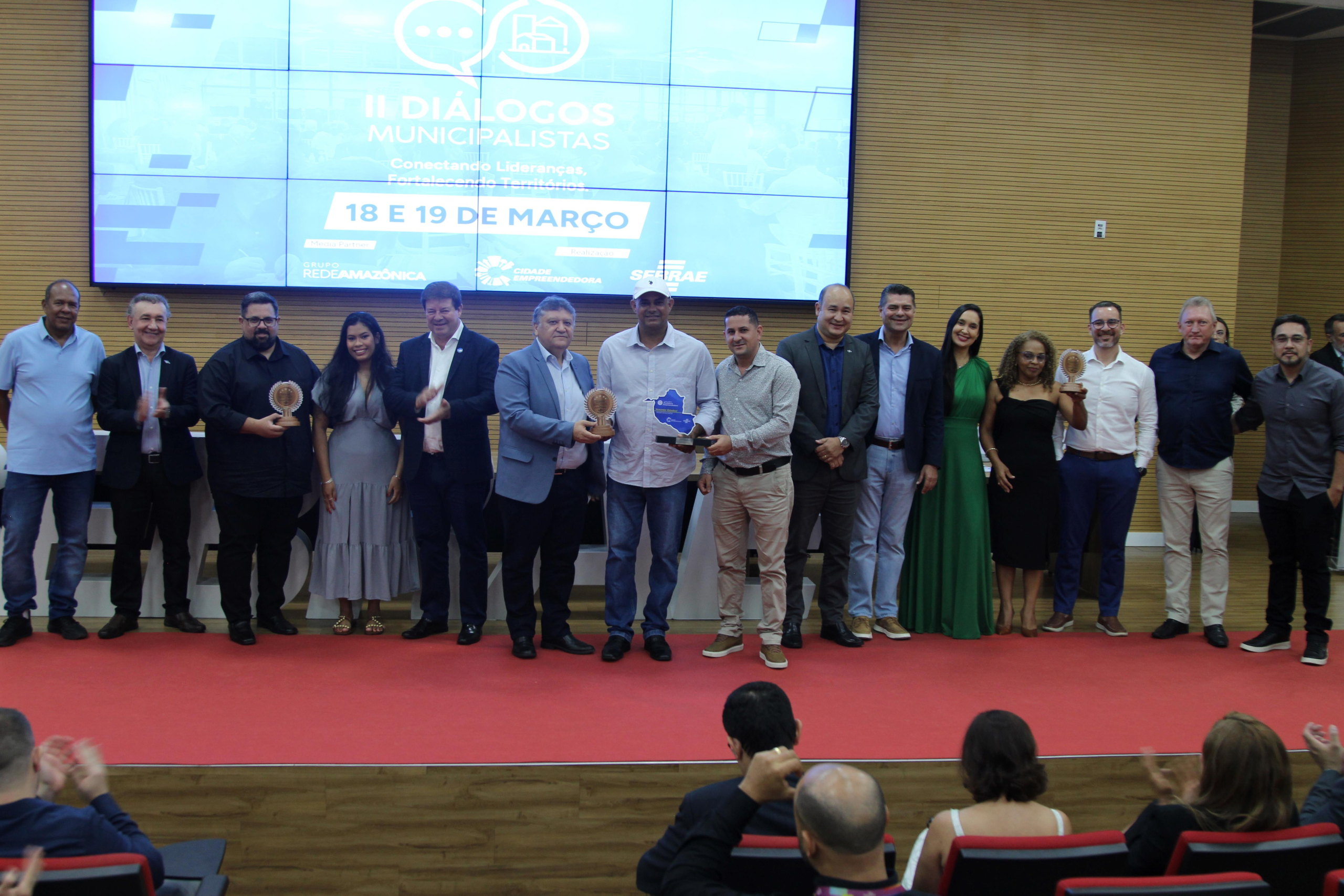 Representantes de municípios de Rondônia celebram juntos a conquista do Selo Bronze da Sala do Empreendedor, em reconhecimento ao compromisso com o fortalecimento dos pequenos negócios em todo o estado.