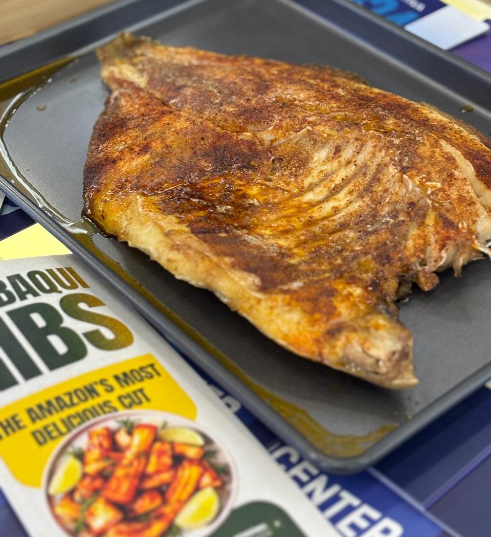 Banda de tambaqui assado e suculento apresentada durante a Seafood Expo North America 2025, evidenciando o sabor e a identidade da piscicultura de Rond&ocirc;nia.