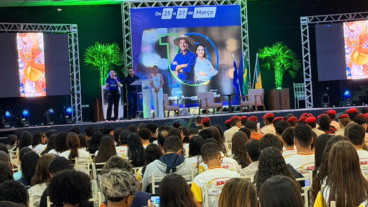 Abertura oficial do evento reuniu empreendedores, lideranças e parceiros para celebrar uma década de atuação do Sebrae na região, marcada também pela fala da gerente Sirlei Cruz, que destacou o compromisso com a entrega de valor e o fortalecimento dos pequenos negócios locais.