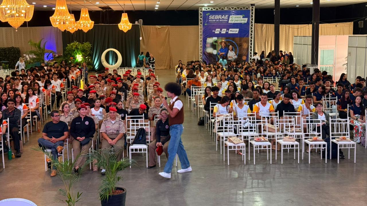 Educação empreendedora ganha espaço na programação com iniciativas voltadas a estudantes e jovens lideranças.