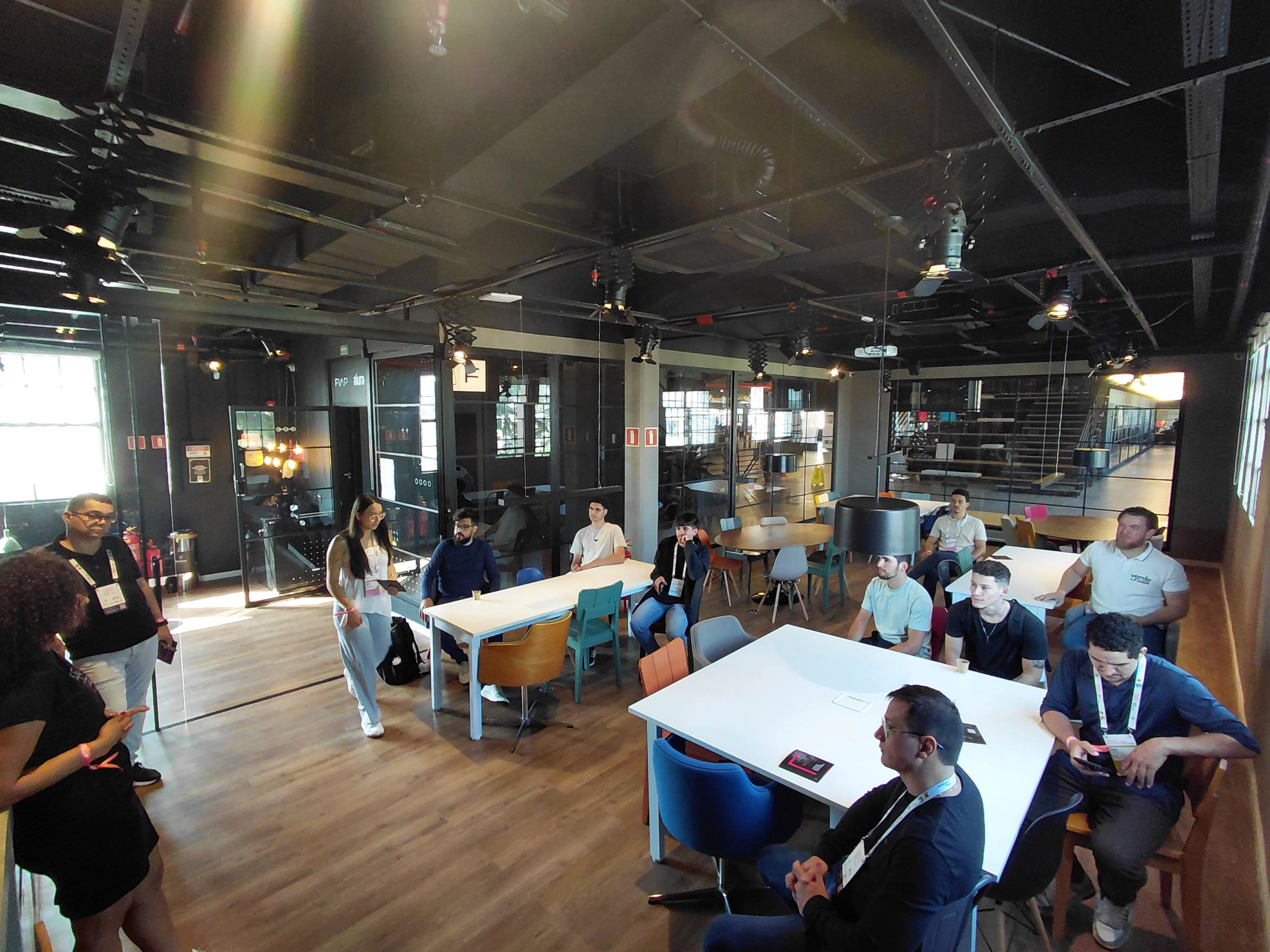 Empreendedores visitam o Instituto Caldeira e conhecem na prática a integração entre tecnologia, educação e mercado.