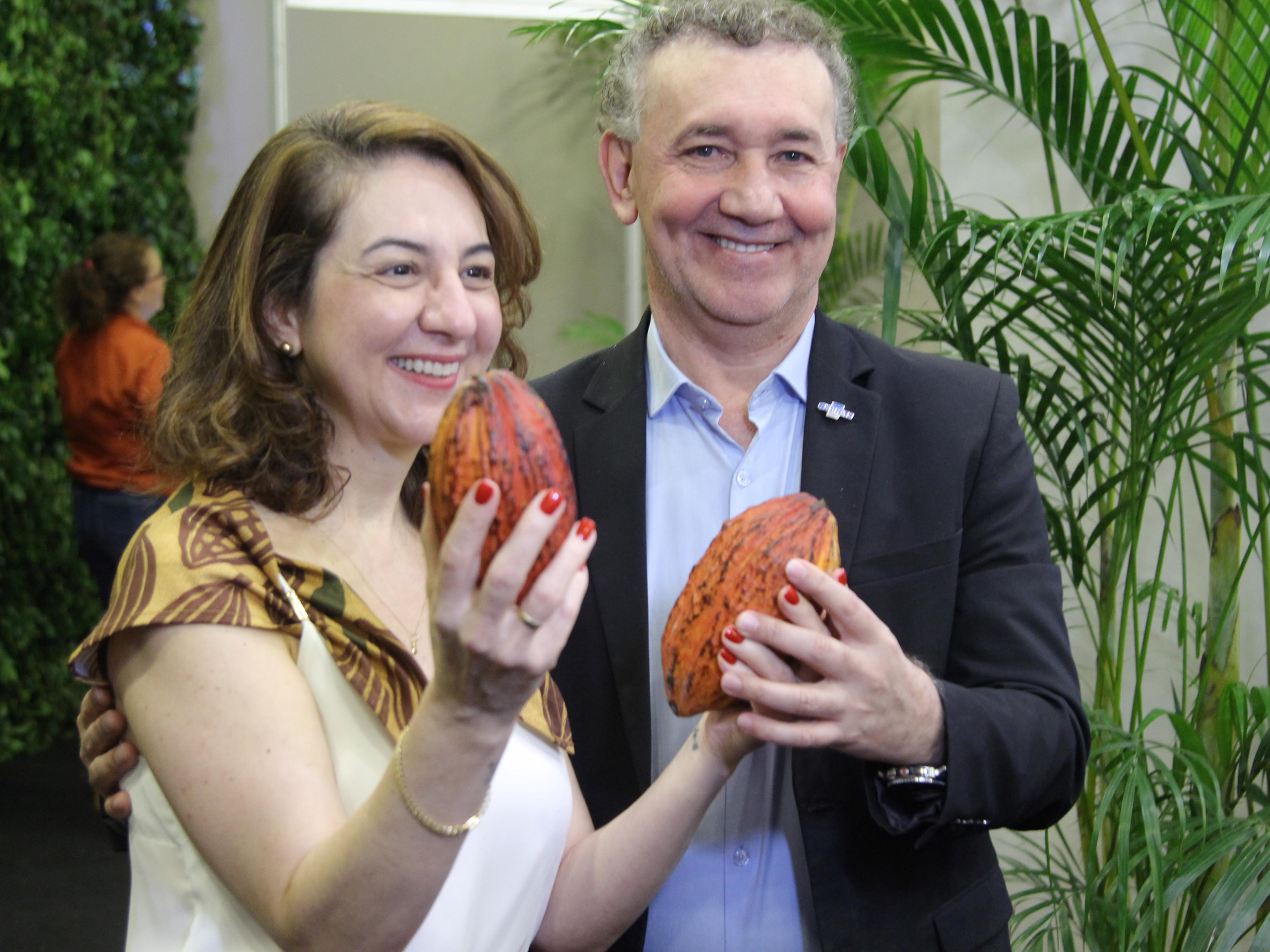 O diretor administrativo e financeiro do Sebrae em Rond&ocirc;nia, Edson Lemos, prestigiou o Festival Internacional de Chocolate ao lado de Marcileide Zironde, Analista da unidade regional de Ji-Paran&aacute;.
