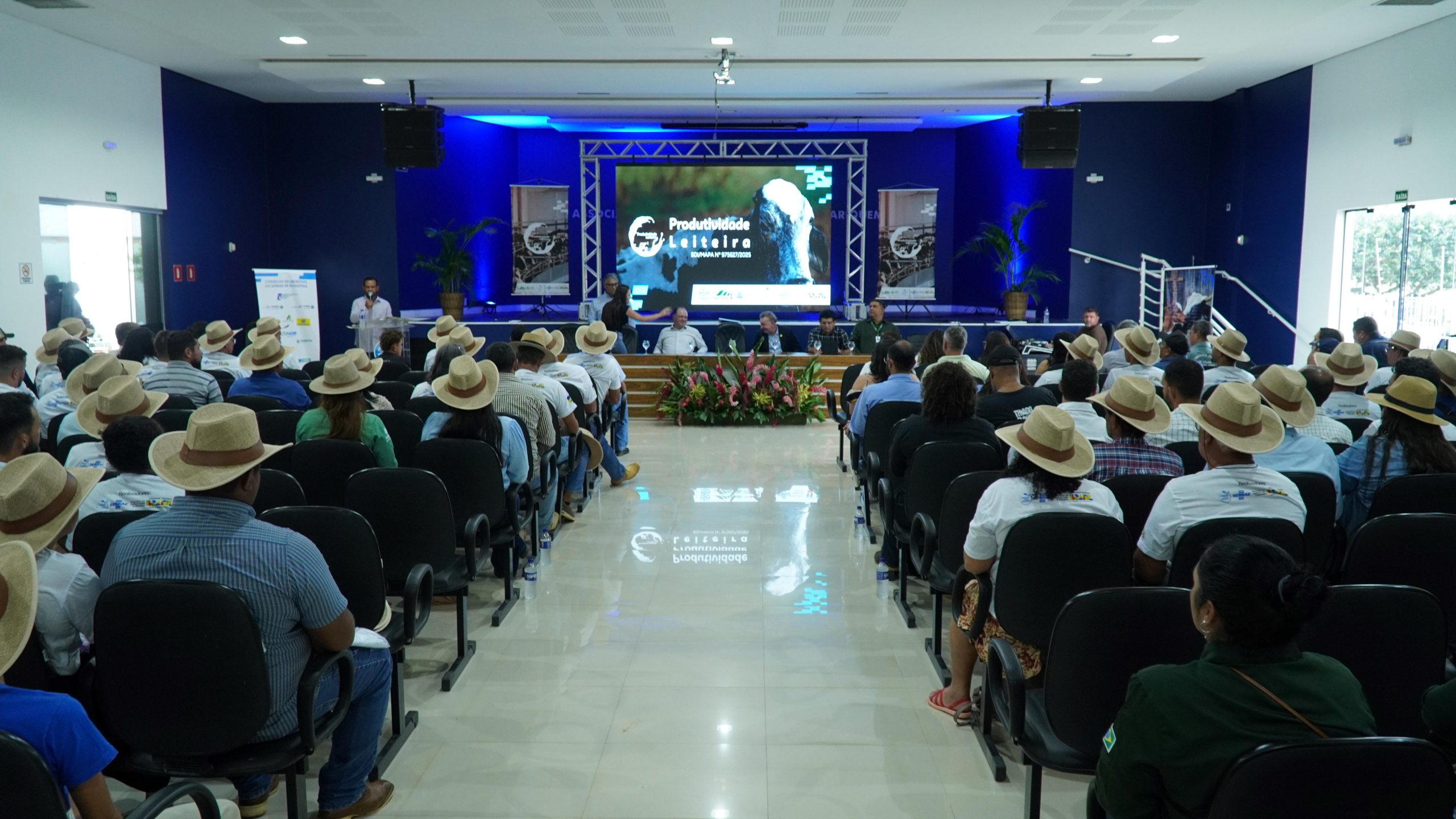 Produtores rurais participaram do evento que apresentou a&ccedil;&otilde;es voltadas ao aumento da produtividade e melhoria da qualidade do leite na regi&atilde;o.
