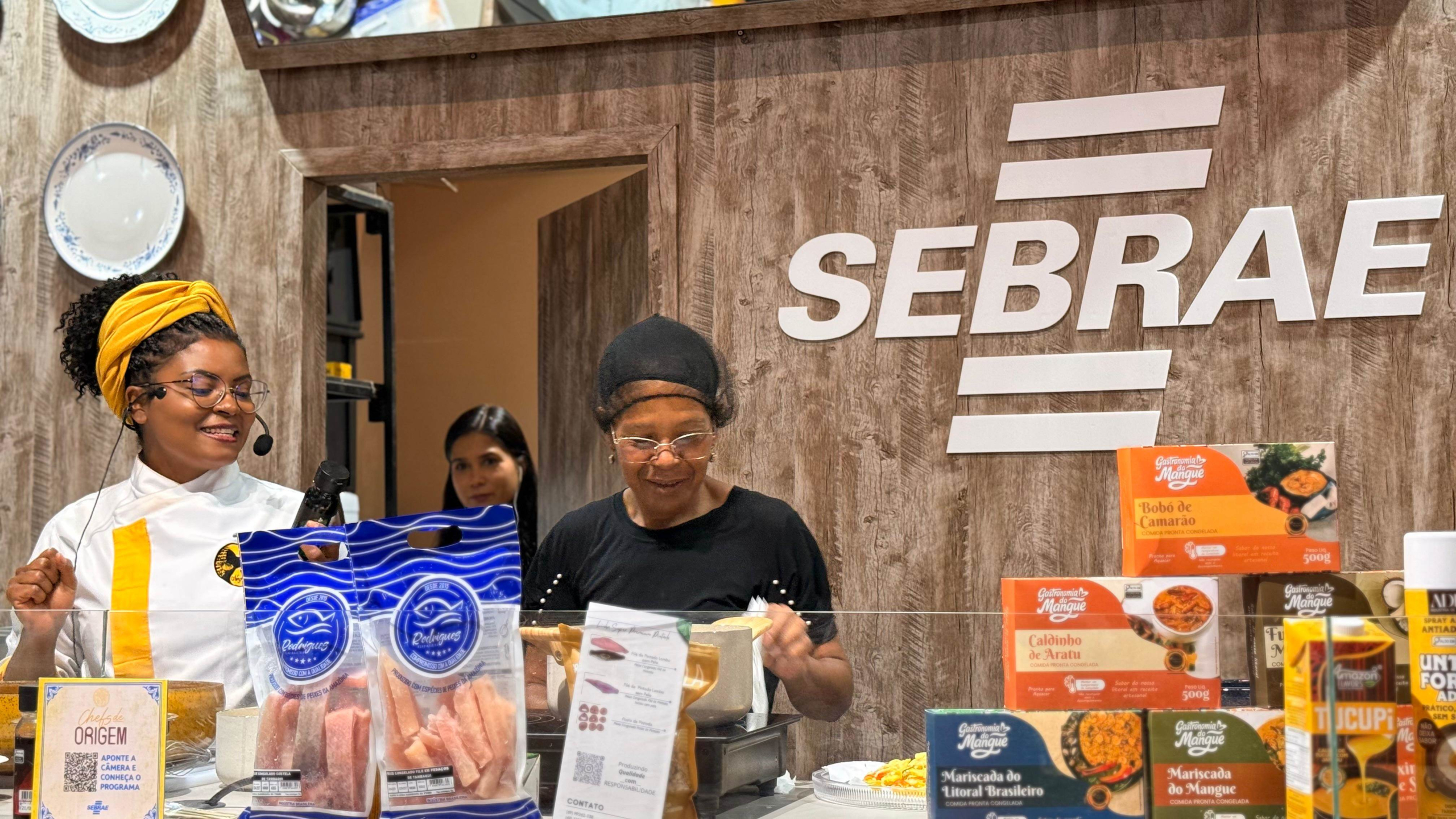 Tambaqui de Rondônia é preparado para degustação no estande do Sebrae durante a Anuga Select Brazil 2026, destacando o sabor e o potencial da produção amazônica.