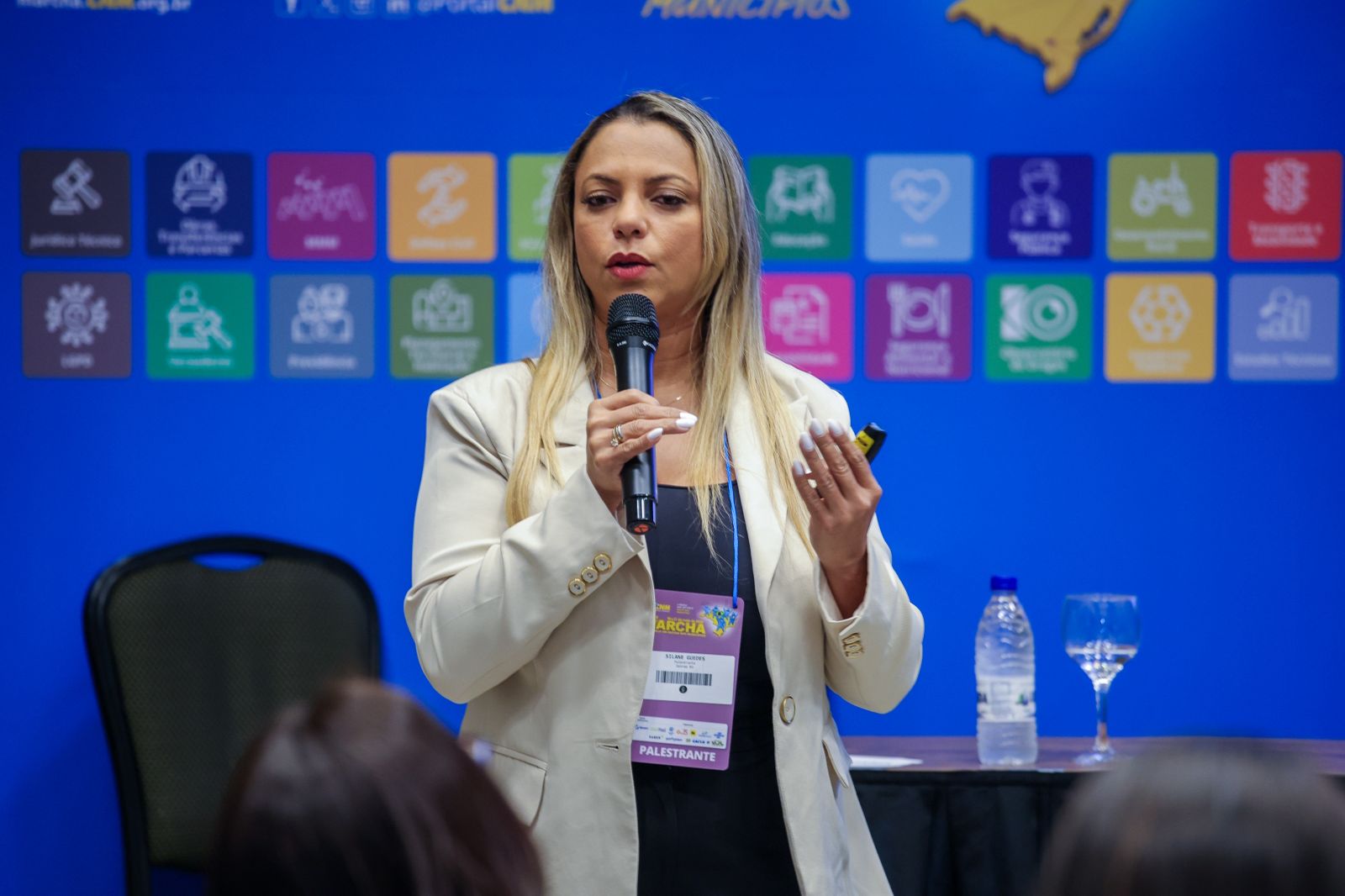 Silane Guedes apresentou a Trilha Cadastro &Uacute;nico durante a Marcha dos Prefeitos, destacando a integra&ccedil;&atilde;o entre assist&ecirc;ncia social, Salas do Empreendedor e gera&ccedil;&atilde;o de renda.