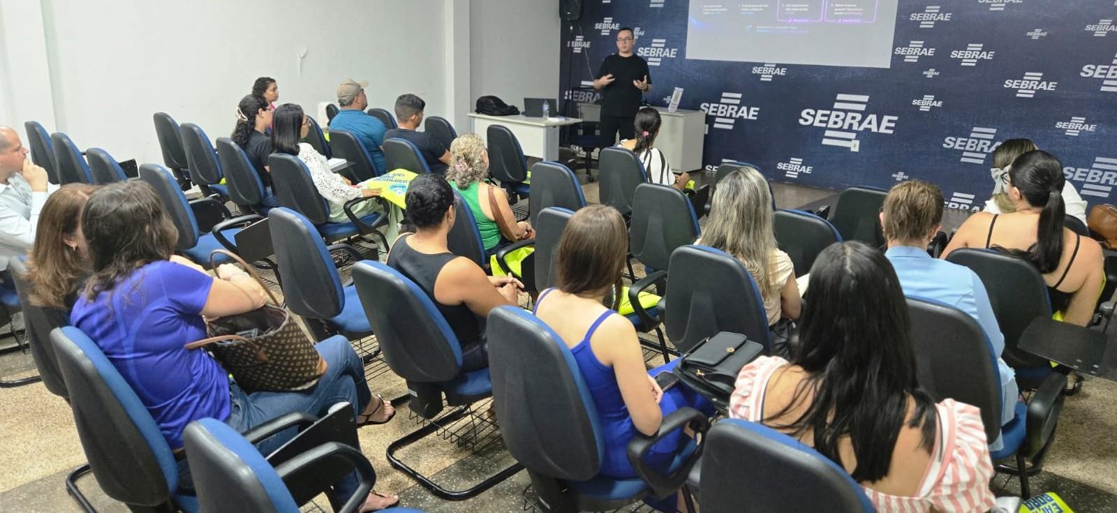 A palestra “Como vender mais sem precisar de novos clientes!” apresentou estratégias de fidelização, relacionamento com consumidores e aumento do faturamento durante a programação da Semana do MEI em Rolim de Moura.