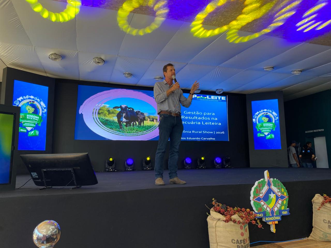 O engenheiro agrônomo Carlos Eduardo conduziu palestra sobre gestão de resultados na pecuária leiteira durante a programação do Dia do Leite na Rondônia Rural Show Internacional.