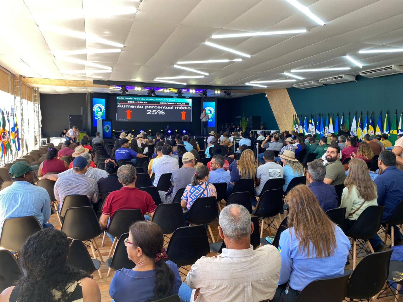 Produtores rurais, t&eacute;cnicos e representantes do setor acompanharam a programa&ccedil;&atilde;o voltada ao fortalecimento da cadeia produtiva do leite na Rond&ocirc;nia Rural Show Internacional. | Fotos: Sebrae RO.
