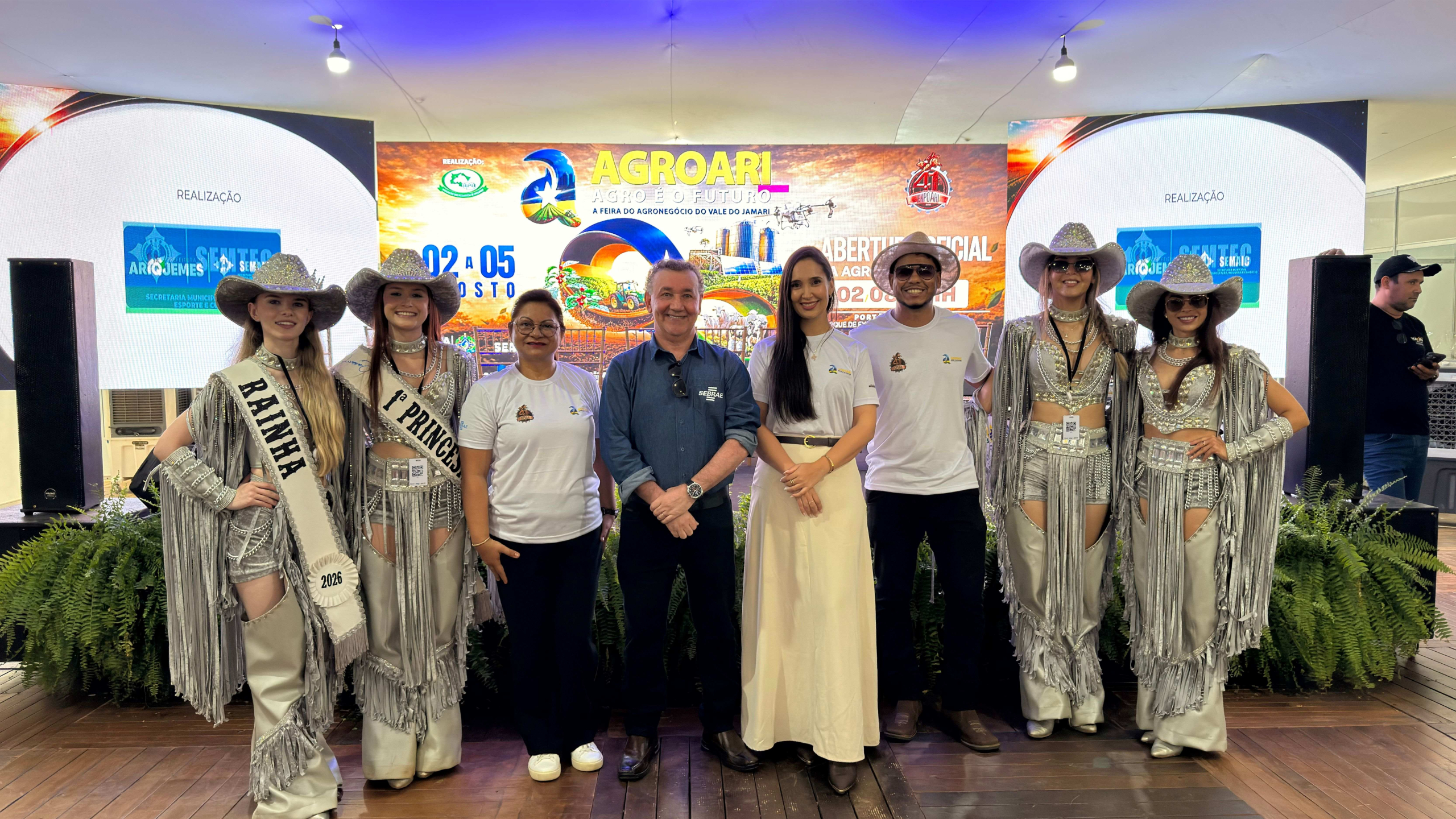Edson Lemos e Aniele Tesser, do Sebrae em Rondônia, durante a programação da Agroari e Expoari 2026, ao lado de participantes do evento.