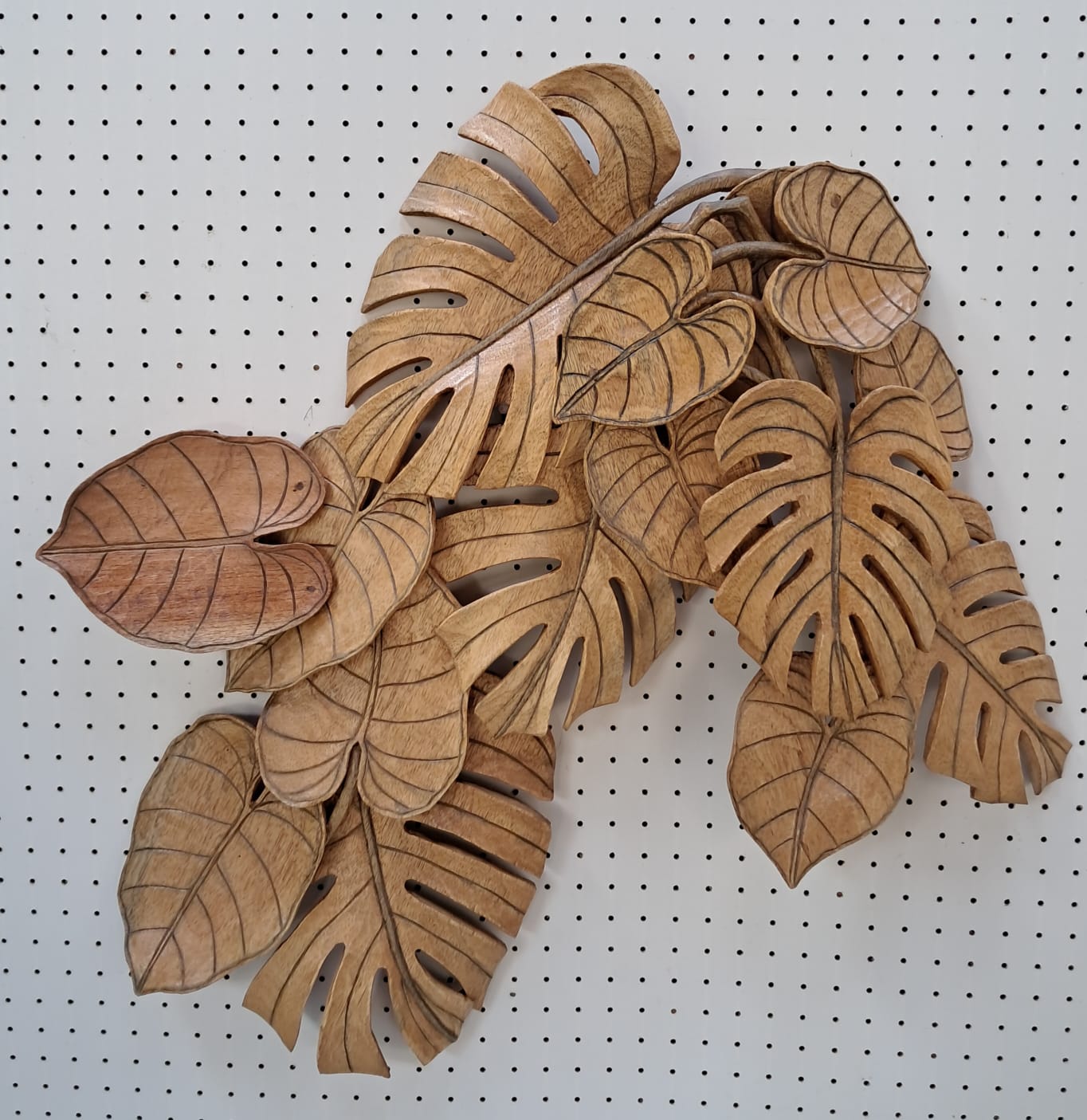 Obra em madeira cedro-rosa inspirada em folhas de costela-de-adão e antúrio. Foto: Acervo do artesão Evandro Pires.