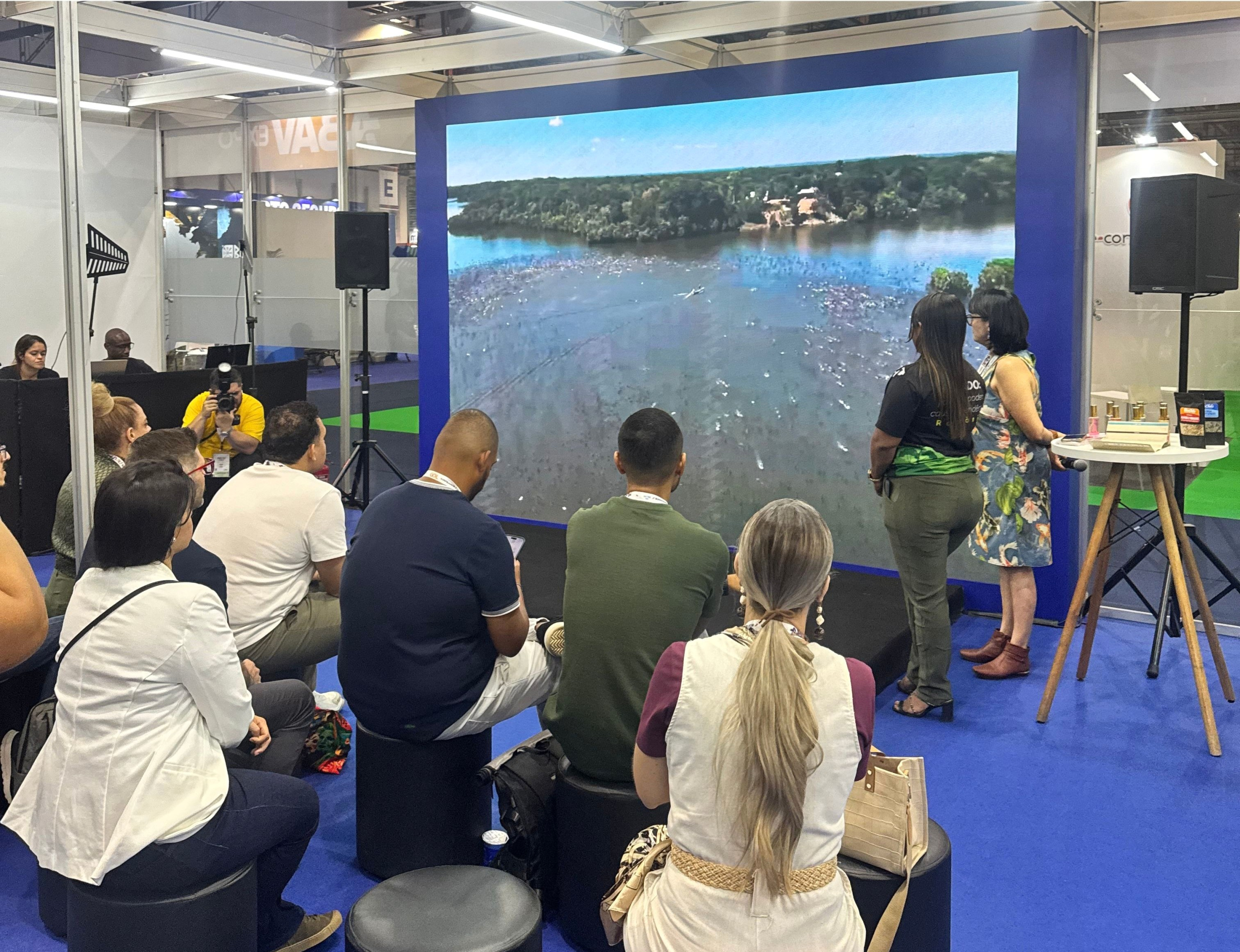 A experiência da Resex Lago do Cuniã foi destaque na ABAV Expo 2026 como referência em turismo de base comunitária na Amazônia.