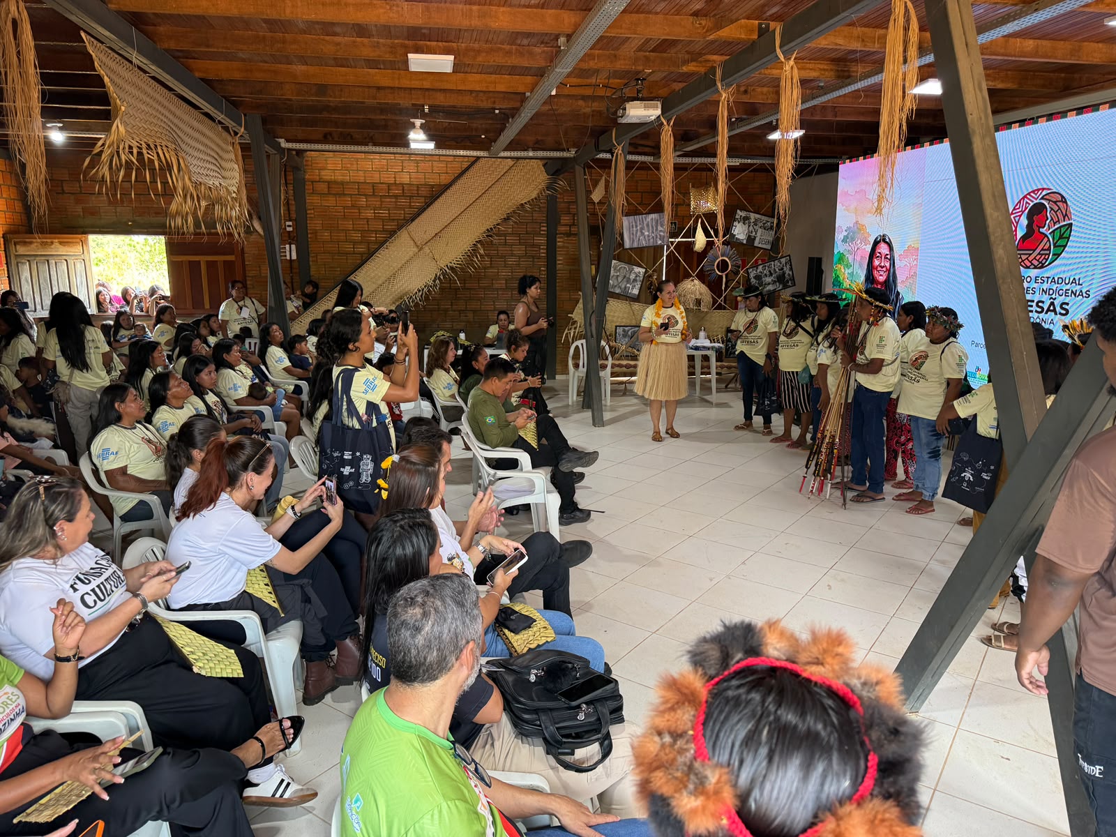 Representantes de 19 etnias participaram de rodas de conversa e atividades voltadas ao fortalecimento da organização comunitária e do empreendedorismo feminino.